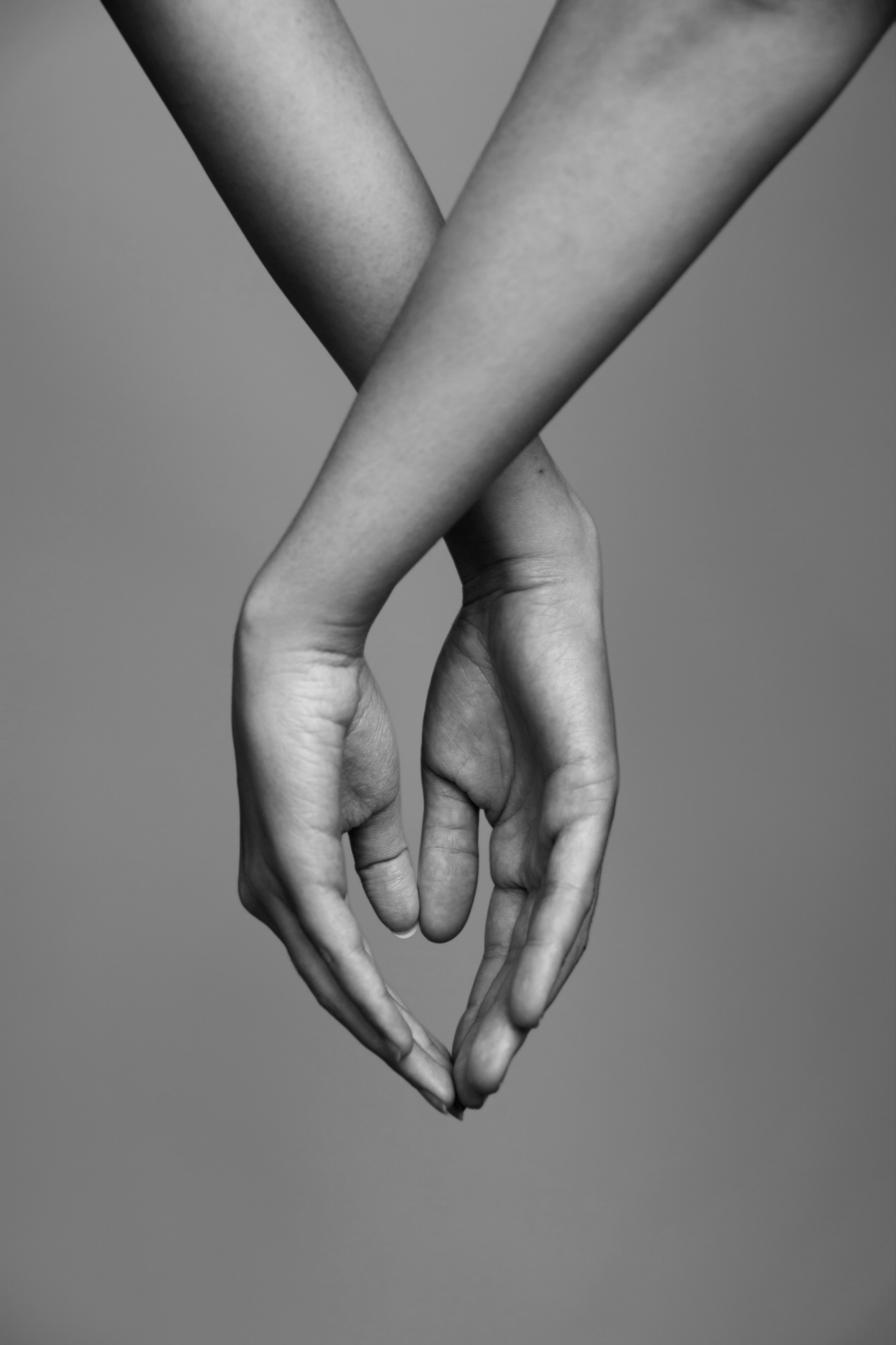 cliché de mains qui forme un coeur